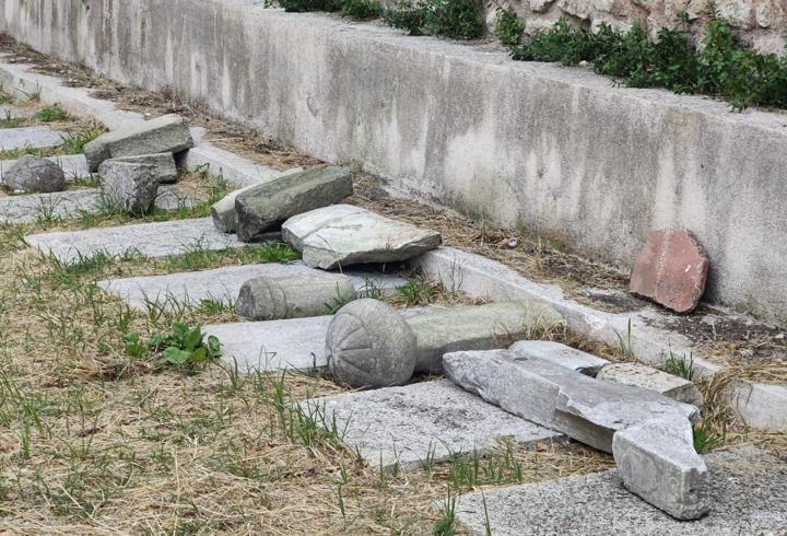 Fatih'te tarihi Haydarhane Camii'nin haziresindeki mezar taşlarına zarar veren şüpheli kaçtı