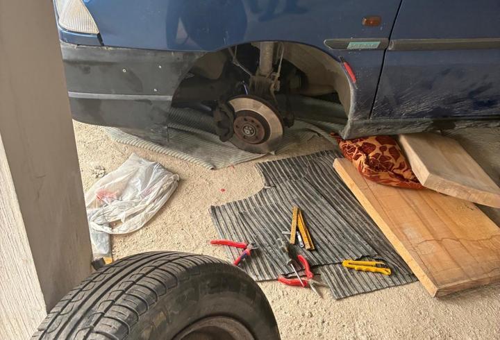 Krikonun kaymasıyla 1,5 tonluk otomobilin altında kalıp, ağır yaralandı