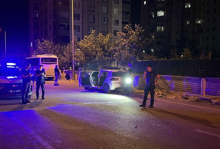 Sokaktaki silahlı kavgada tesadüfen olay yerinde bulunan çift yaralandı