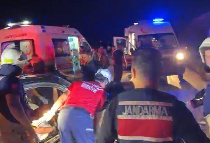 Bursa'da iki otomobil kafa kafaya çarpıştı: Anne ve kızı öldü, 2'si jandarma 5 yaralı