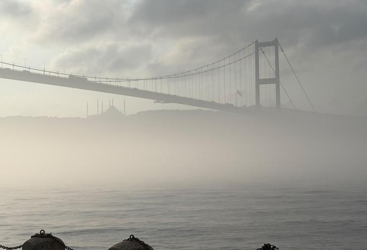 İstanbul'da Boğaz trafiğine sis engeli