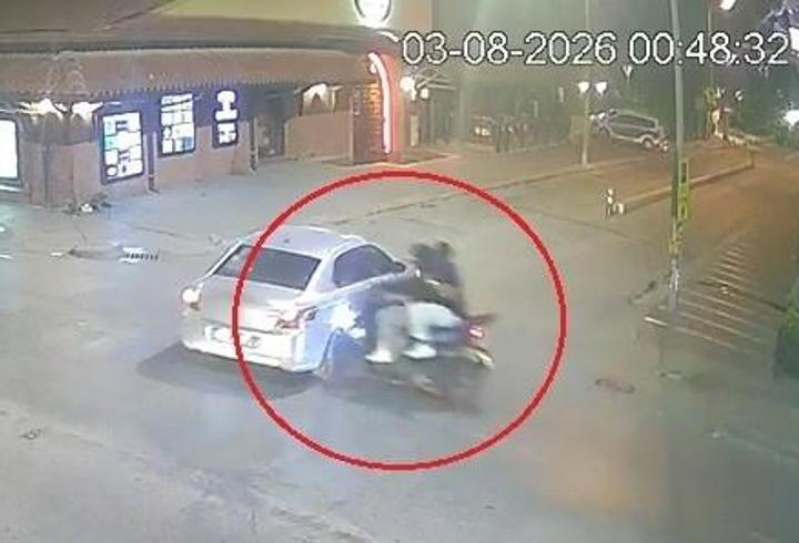 Eskişehir’de motosiklet otomobile çarptı; kaza kamerada