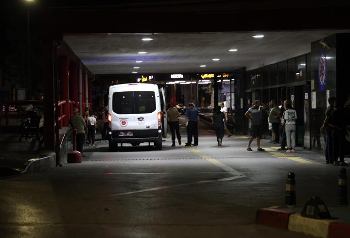 İzmir'de motosiklet bariyerlere çarptı: 1 ölü, 1 ağır yaralı