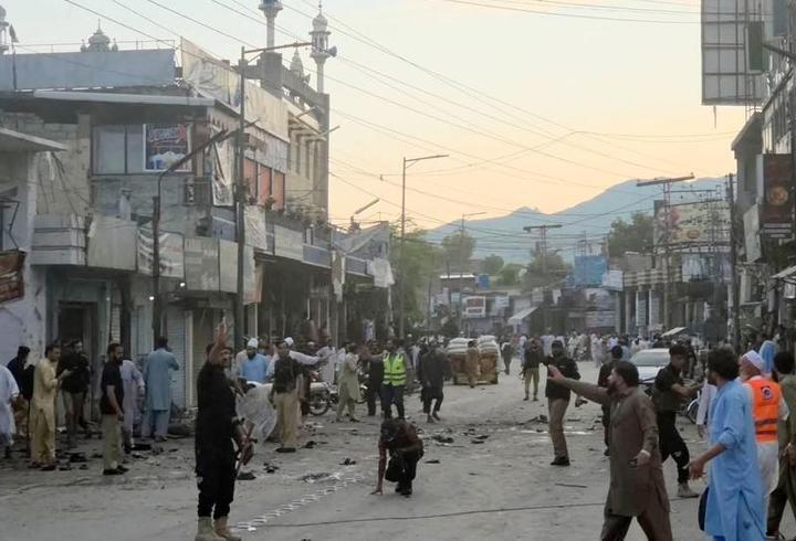 Pakistan'da polis karakolu önünde patlama: 14 ölü