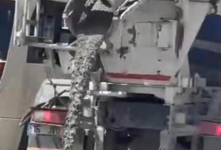 Sultangazi'de yola beton döken mikser trafikten men edildi