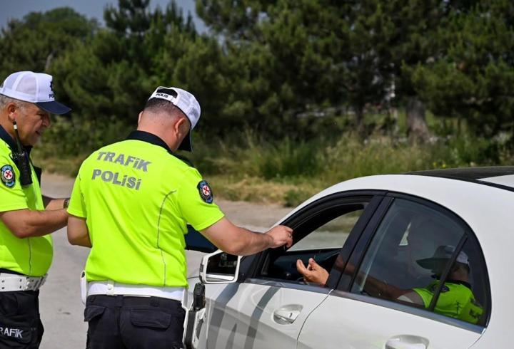 Bolu'da trafik denetimlerinde bin 337 sürücüye ceza