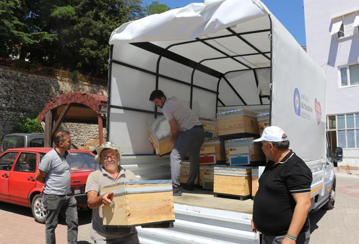 Büyükşehir’den Gündoğmuş ve İbradılı arıcılara bereket kovanı