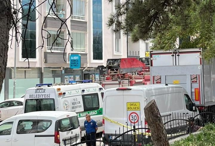 Kamyondan malzeme indirilirken hidrolik rampanın altında kalıp öldü