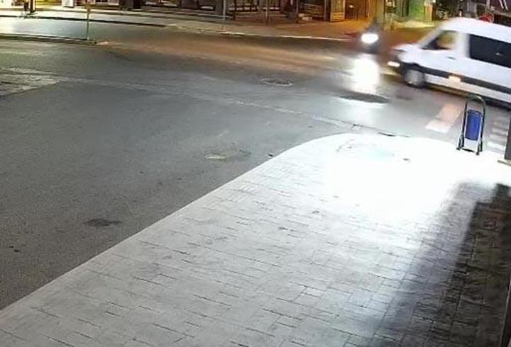 Minibüsün motosiklete çarptığı kaza kamerada