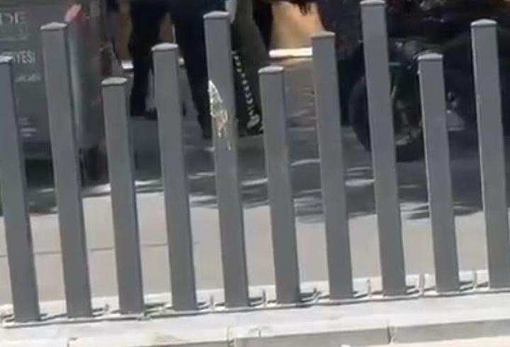 Kavga eden kadınları trafik polisleri ayırdı