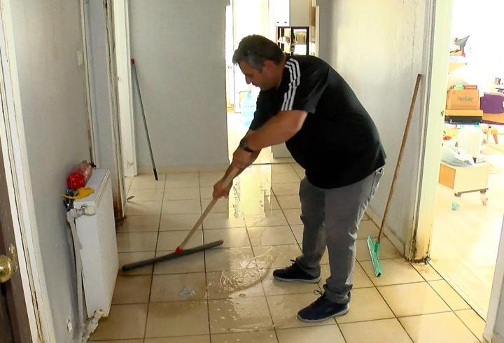 Büyükçekmece'de daireden akan su alt kattaki eve sızdı: 3 aydır çekpasla temizliyoruz