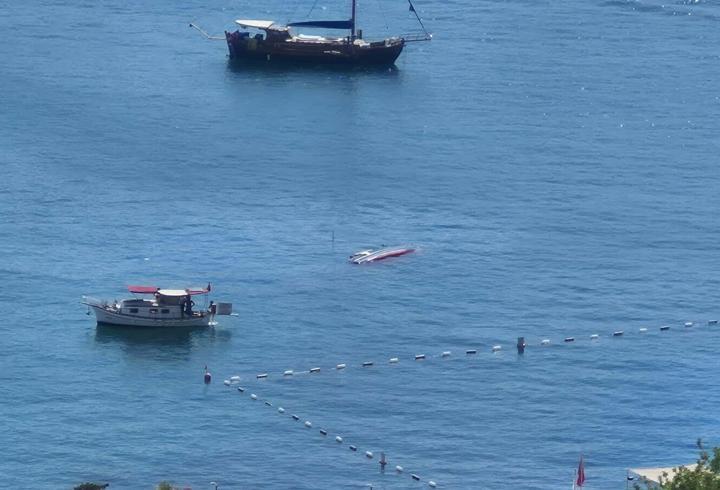 Bodrum'da su alan yelkenli tekne battı