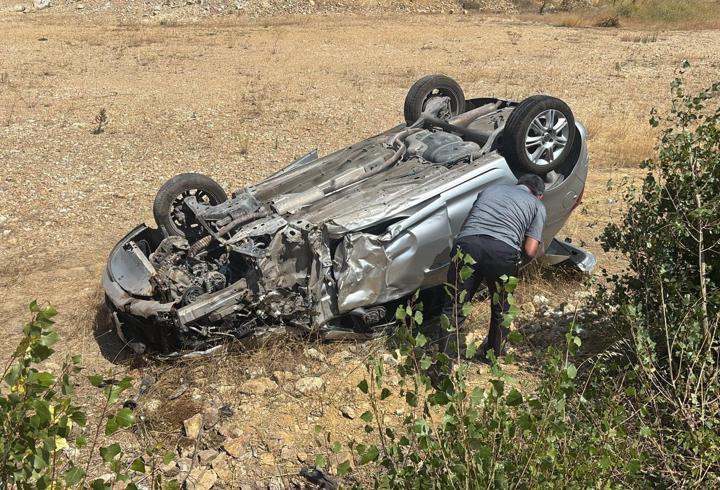 Karşı yöne geçen otomobil, kamyona çarpıştı: 4 yaralı