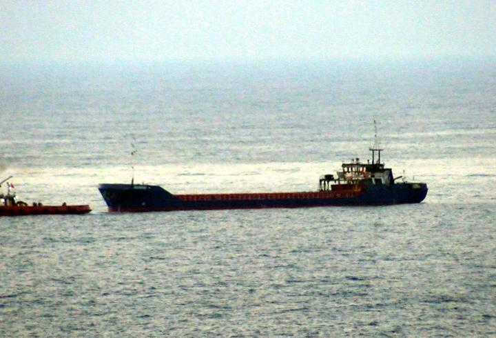 Karadeniz'de vurulan Palau bayraklı kuru yük gemisi Zonguldak'a çekildi