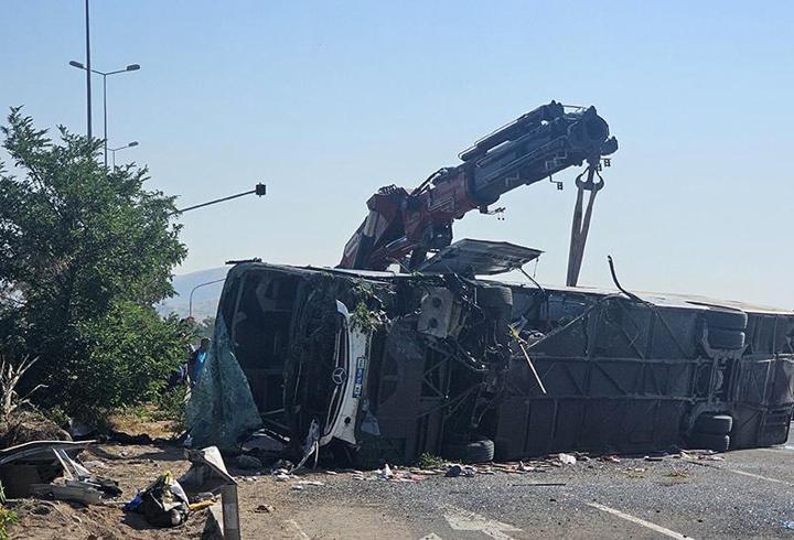 Son dakika... Kayseri'de yolcu otobüsü devrildi: Yaralılar var