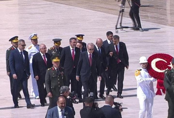 SON DAKİKA... Cumhurbaşkanı Erdoğan'dan YAŞ öncesi Anıtkabir'e ziyaret