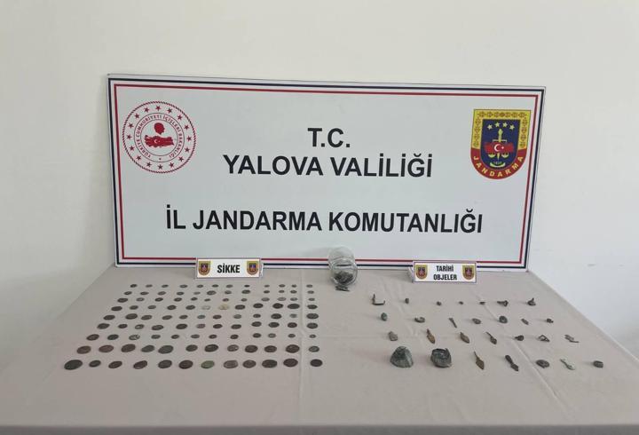 Yalova’da durdurulan araçta 228 sikke ile 28 tarihi obje ele geçirildi