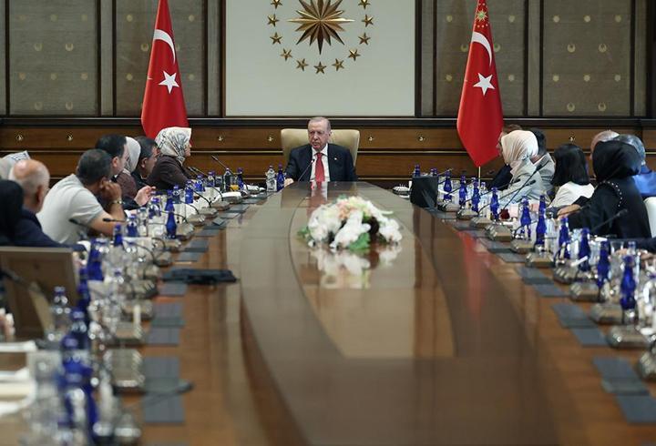 Cumhurbaşkanı Erdoğan, okul saldırısında hayatını kaybeden öğrencilerin aileleriyle görüştü