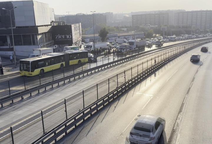 SON DAKİKA! Küçükçekmece'de otomobil İETT otobüsüne çarptı: Yaralılar var