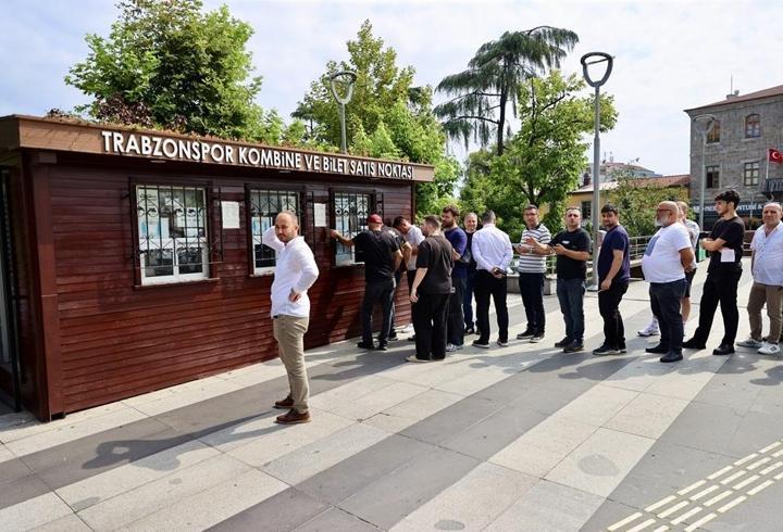 Trabzonspor'un kombine satış noktalarında kuyruklar oluştu