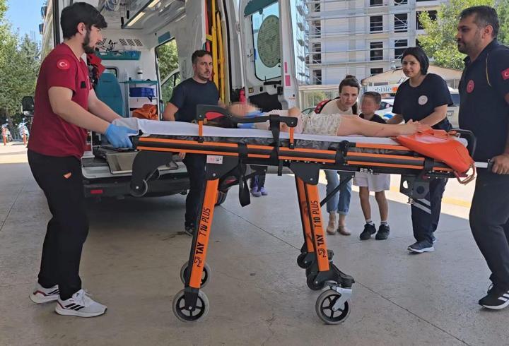 Otomobil ile motosiklet çarpıştı; sürücü ile 2 çocuğu yaralandı