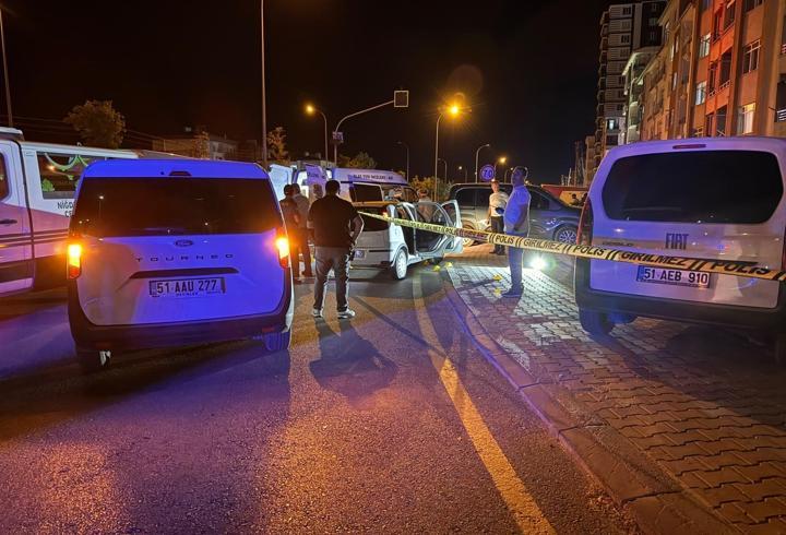 Otomobilde silahla başlarından vurulan kadın öldü, erkek yaralandı