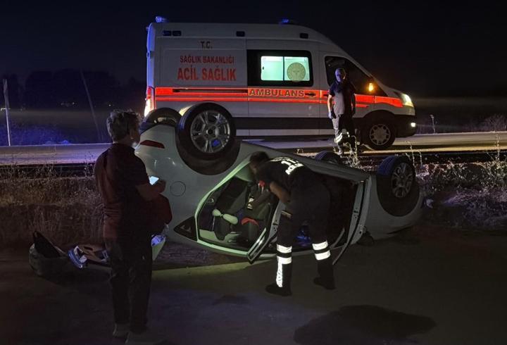 Eskişehir’de şarampole devrilip takla atan otomobilde 2 kişi yaralandı