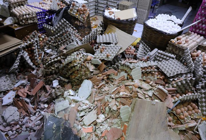 İzmir’de otomobil dönerciye daldı; bitişikteki iş yerindeki binlerce yumurta kırıldı