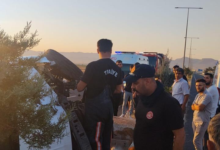 Mardin’de kontrolden çıkan hafif ticari araç takla attı: 2 yaralı