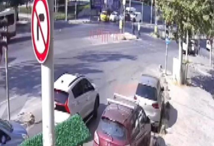 Sultangazi'de yayaya çarpmamak için manevra yaptı; trafik ışığına çarptı