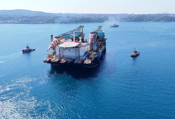 Dev vinç gemisi İstanbul Boğazı'nda