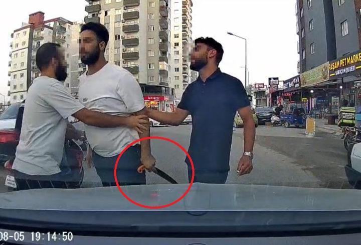 Trafikte testereyle saldırı! Şoke eden anlar kamerada