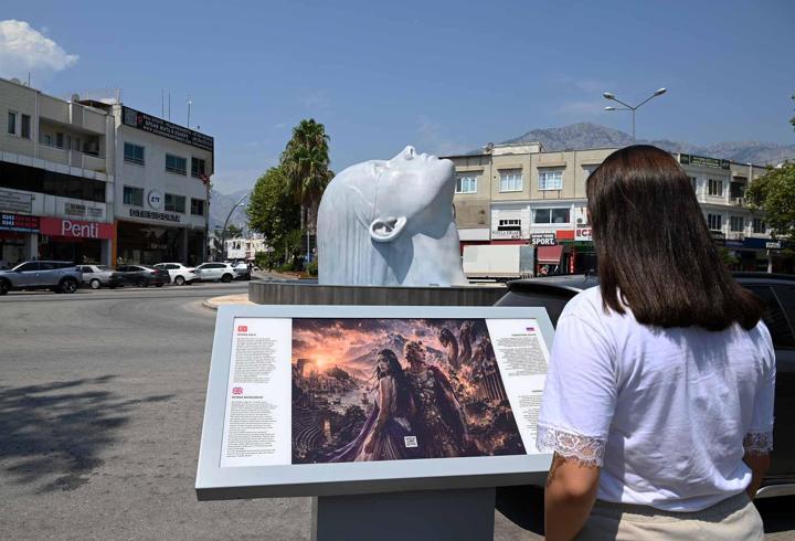 Kemer'in yeni simgesi Henna Heykeli
