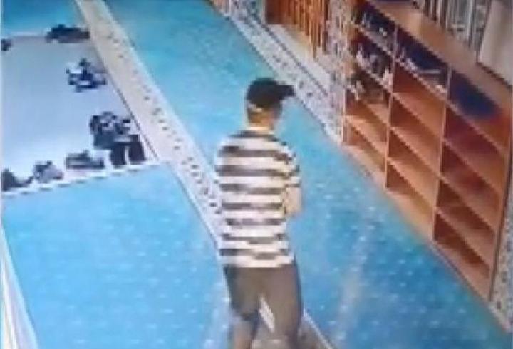 Sultangazi'de camilerden ayakkabı çalan şüpheli kamerada