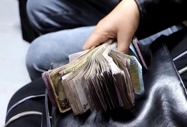 Son gün paniği! Suriye'de bankaların önünde insan seli