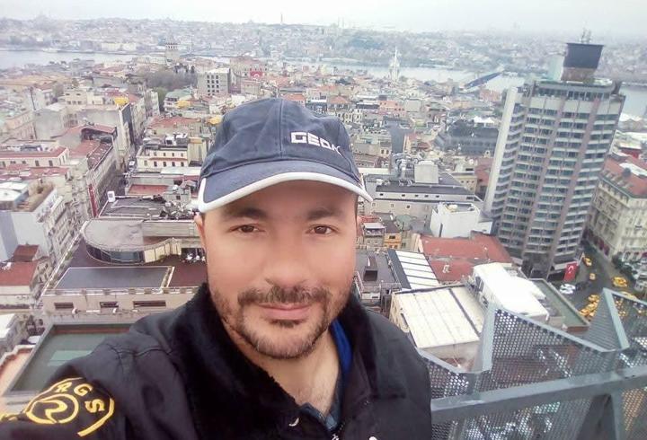Devrilen traktörün sürücüsü ağır yaralandı