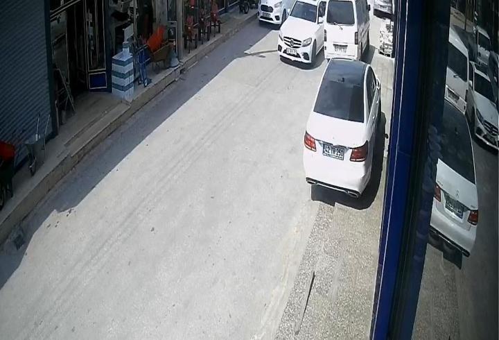 Minibüsün camını kırıp, para ve altınları çalan kar maskeli şüpheliler kamerada