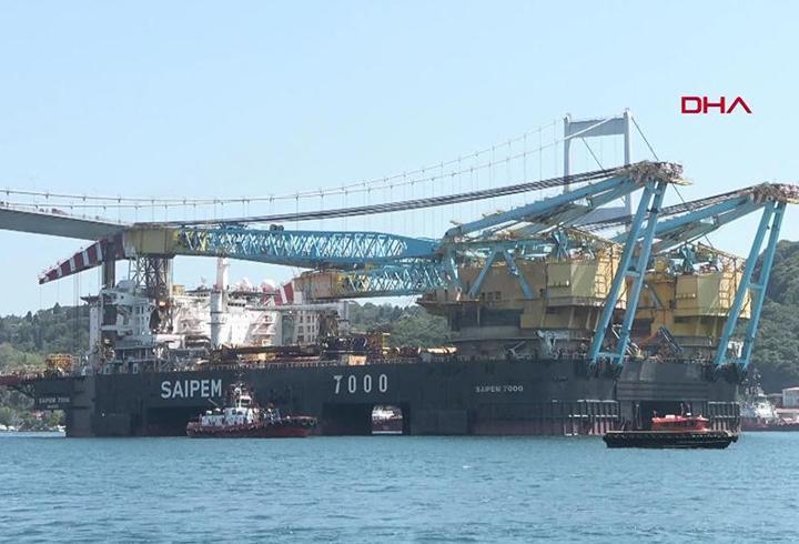 Dev vinç gemisi İstanbul Boğazı'ndan geçti