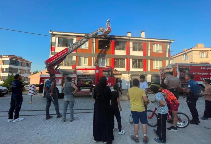 Eskişehir’de iki katlı binada yangın: 4 kişi dumandan etkilendi