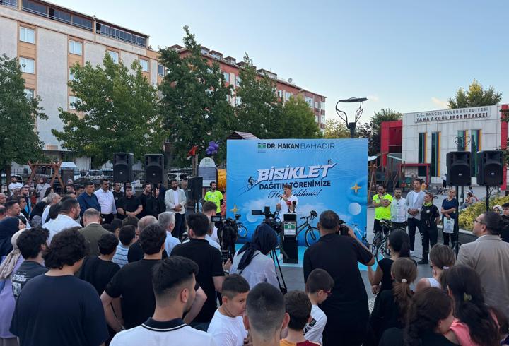 Bahçelievler’de 4 bin 300 çocuğa bisiklet dağıtıldı