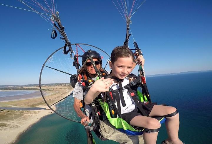 6 yaşındaki Miraç ve Yaman’ın, Saros Körfezi’nde paramotorla uçuş heyecanı