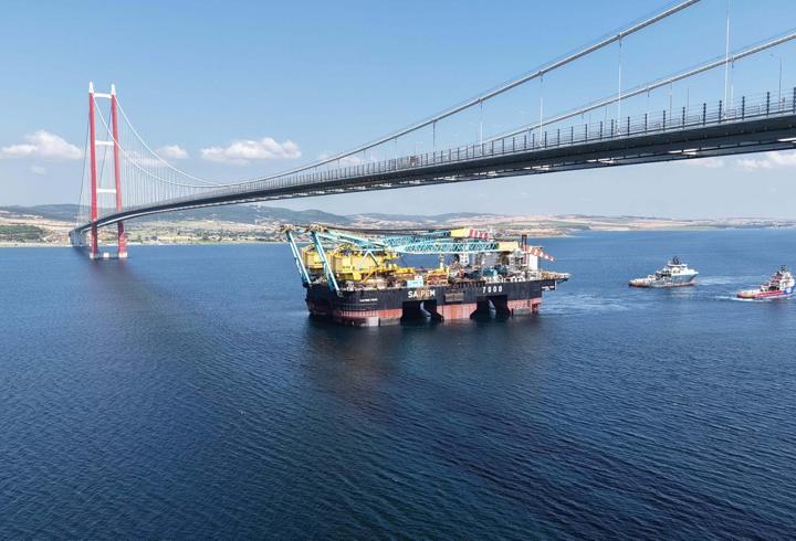Dev vinç gemisi, 1915 Çanakkale Köprüsü altından geçti