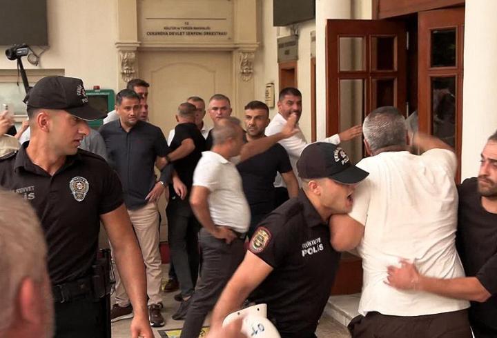 Eylem yapıp belediye binasına girmeye çalışan servisçilere biber gazlı müdahale