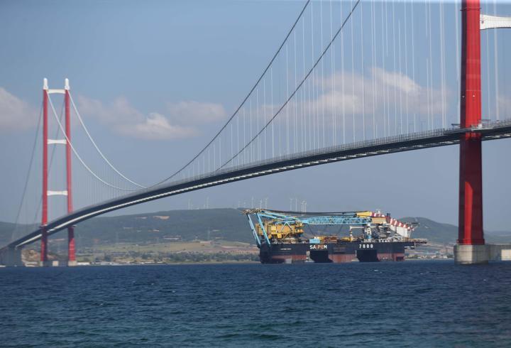 Çanakkale Boğazı dev geminin geçişi için trafiğe kapatıldı