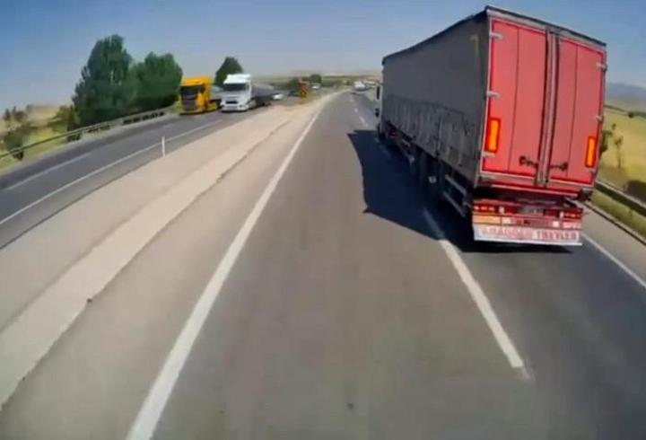 Freni boşalan TIR'ın karşı yöne geçtiği anlar kamerada