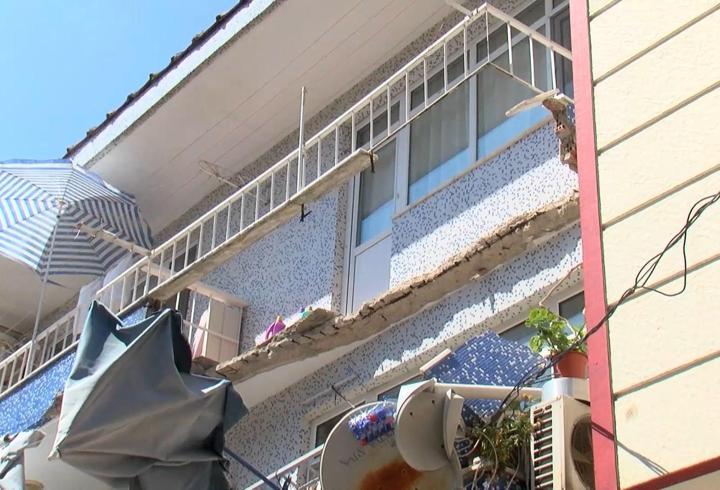 Ümraniye'de 2 katlı binadaki dairenin balkonu çöktü