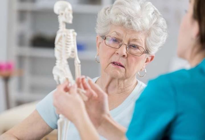 Osteoporoza Bağlı Omurga Kırıkları Sessiz İlerleyebilir