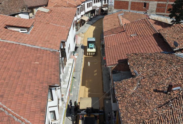 Tokat’ta esnaf ve vatandaş istedi, tarihi sokağa asfalt yapıldı