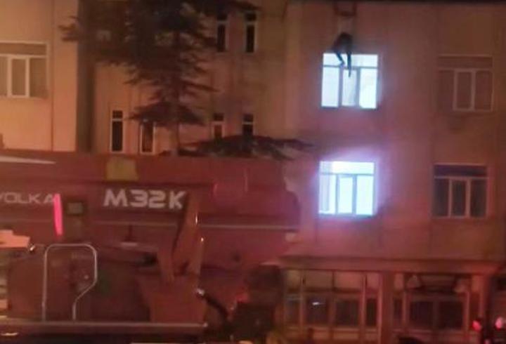 Çatıdan eve girmek isteyen kişinin 3’üncü kattan düştüğü anların görüntüsü ortaya çıktı