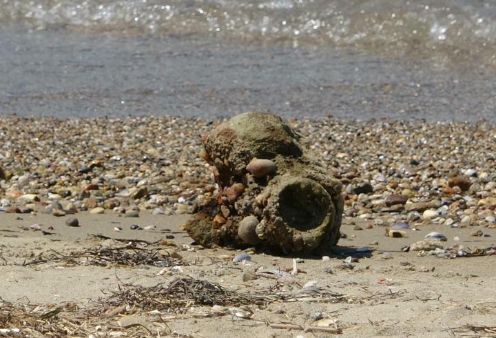 Çanakkale’de halk plajında patlamamış top mermisi bulundu